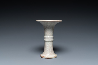 Een Chinese archa&iuml;sche 'gu' vaas met craquel&eacute; glazuur, Qing