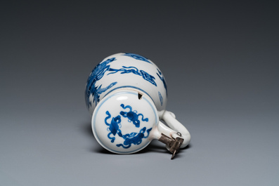 Een Chinese blauw-witte mosterdpot met decor van antiquiteiten, Kangxi