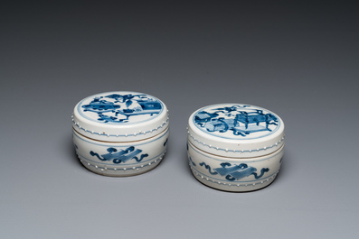 Paire de bo&icirc;tes couvertes en porcelaine de Chine en bleu et blanc &agrave; d&eacute;cor d'antiquit&eacute;s, Kangxi