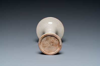Een Chinese archa&iuml;sche 'gu' vaas met craquel&eacute; glazuur, Qing