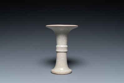 Een Chinese archa&iuml;sche 'gu' vaas met craquel&eacute; glazuur, Qing