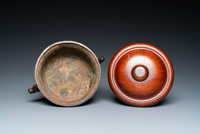 Een Chinese bronzen archa&iuml;sche wierookbrander met later houten deksel, Ming