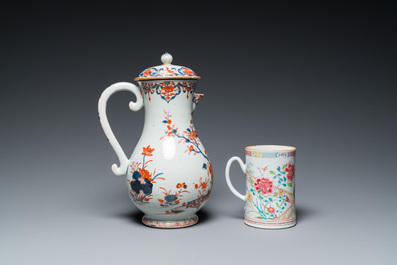 Une grande verseuse couverte en porcelaine de Chine de style Imari et une chope en famille rose, Qianlong