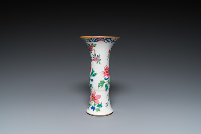 Deux paires d'assiettes et un vase en porcelaine de Chine famille rose, Qianlong