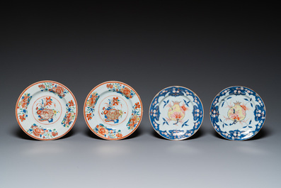 Deux paires d'assiettes et un vase en porcelaine de Chine famille rose, Qianlong