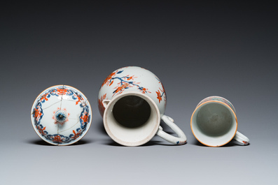 Une grande verseuse couverte en porcelaine de Chine de style Imari et une chope en famille rose, Qianlong