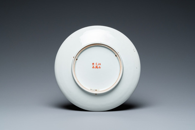 Assiette en porcelaine de Chine famille rose &agrave; d&eacute;cor d'un criquet dans le style de Li Mingliang 李明亮, marque de Jiangxi Wen Sheng 江西文盛出品, dat&eacute;e 1950