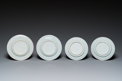 Deux paires d'assiettes et un vase en porcelaine de Chine famille rose, Qianlong