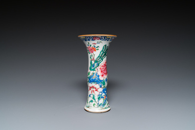 Deux paires d'assiettes et un vase en porcelaine de Chine famille rose, Qianlong