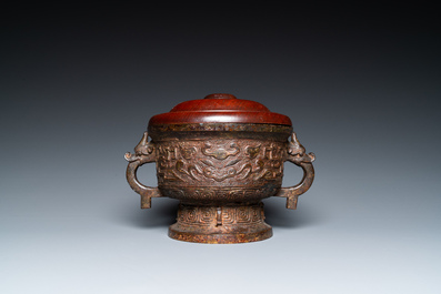 Een Chinese bronzen archa&iuml;sche wierookbrander met later houten deksel, Ming