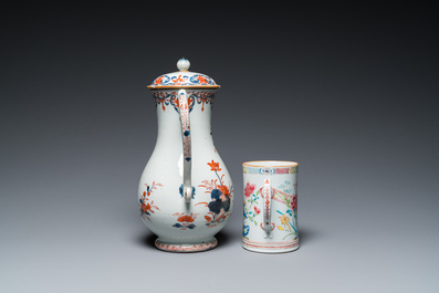 Une grande verseuse couverte en porcelaine de Chine de style Imari et une chope en famille rose, Qianlong