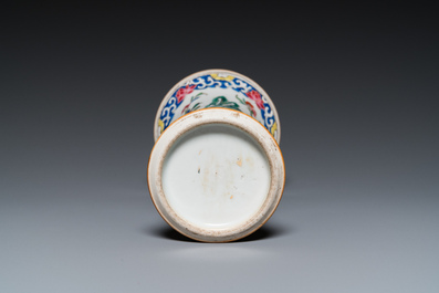 Deux paires d'assiettes et un vase en porcelaine de Chine famille rose, Qianlong