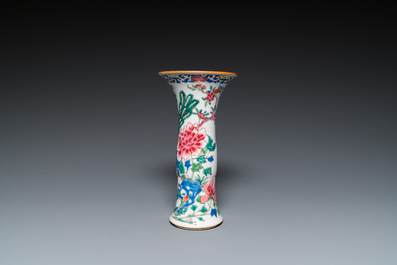 Deux paires d'assiettes et un vase en porcelaine de Chine famille rose, Qianlong