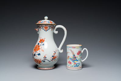 Une grande verseuse couverte en porcelaine de Chine de style Imari et une chope en famille rose, Qianlong