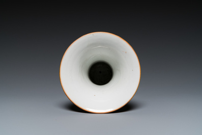 Deux paires d'assiettes et un vase en porcelaine de Chine famille rose, Qianlong
