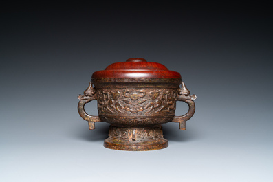 Een Chinese bronzen archa&iuml;sche wierookbrander met later houten deksel, Ming