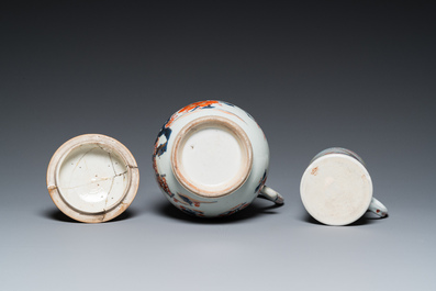Une grande verseuse couverte en porcelaine de Chine de style Imari et une chope en famille rose, Qianlong