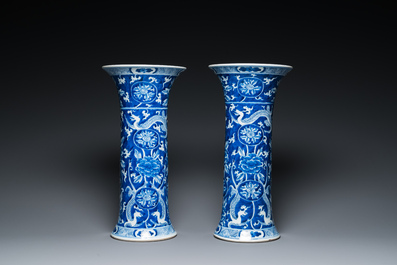 Een paar Chinese blauw-witte vazen met draken, 19e eeuw