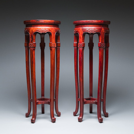 Paire de grands socles en bois aux plateaux en marbre, Chine, R&eacute;publique