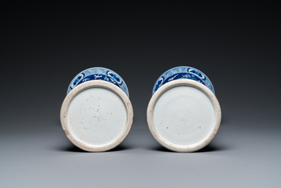 Een paar Chinese blauw-witte vazen met draken, 19e eeuw