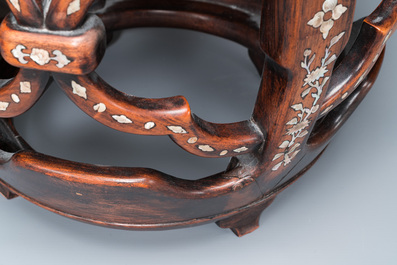 Socle ou tabouret en bois huali incrust&eacute; de nacre, Chine, Qing