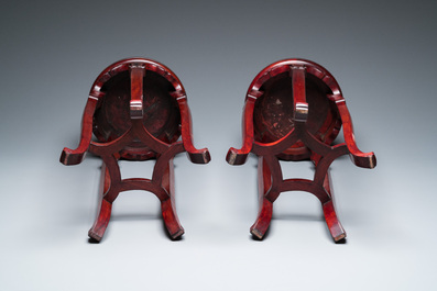 Paire de grands socles en bois aux plateaux en marbre, Chine, R&eacute;publique