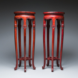 Paire de grands socles en bois aux plateaux en marbre, Chine, R&eacute;publique