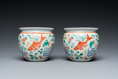 A pair of small Chinese wucai 'carps' jardini&egrave;res, 19th C.