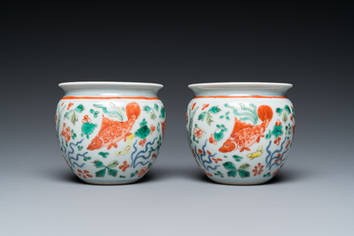 A pair of small Chinese wucai 'carps' jardini&egrave;res, 19th C.