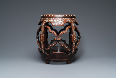 Socle ou tabouret en bois huali incrust&eacute; de nacre, Chine, Qing