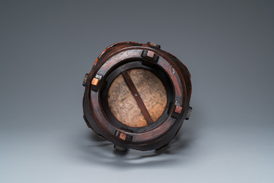 Socle ou tabouret en bois huali incrust&eacute; de nacre, Chine, Qing