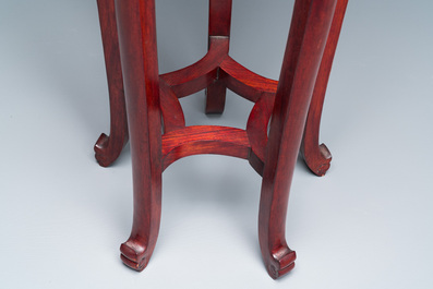 Paire de grands socles en bois aux plateaux en marbre, Chine, R&eacute;publique