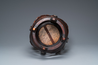 Socle ou tabouret en bois huali incrust&eacute; de nacre, Chine, Qing