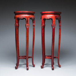 Paire de grands socles en bois aux plateaux en marbre, Chine, R&eacute;publique
