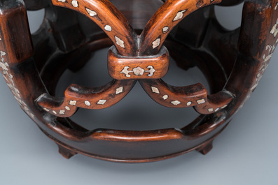 Socle ou tabouret en bois huali incrust&eacute; de nacre, Chine, Qing