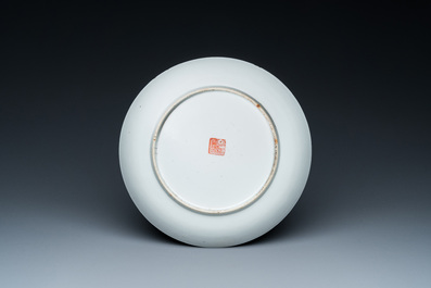 A Chinese qianjiang cai plate, signed Fang Jiazhen 方家珍, Tongzhi mark, 19/20th C.