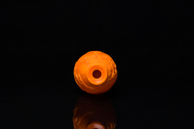 Vase en verre de P&eacute;kin en orange &agrave; d&eacute;cor de lettr&eacute;s, Chine, Yongzheng/Qianlong