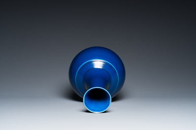 Een Chinese monochrome blauwe flesvormige vaas, Guangxu merk en mogelijk periode