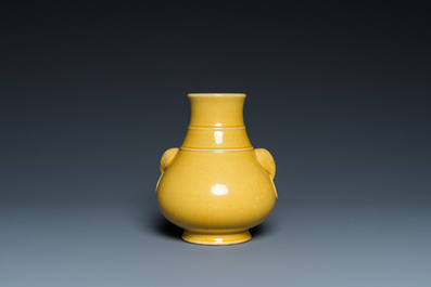 Een Chinese monochrome gele 'hu' vaas op houten sokkel, Qianlong merk, 19/20e eeuw