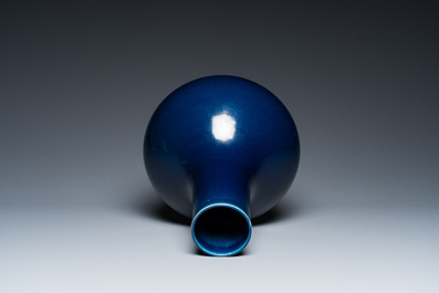 A Chinese monochrome 'sacrificial blue' bottle vase, 18/19th C.