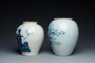 Deux pots &agrave; tabac en fa&iuml;ence de Delft en bleu et blanc aux couvercles en laiton, 18&egrave;me