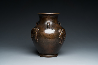 Vase de forme 'hu' en bronze incrust&eacute; d&eacute;cor&eacute; en relief, Chine, marque de Xuande, fin Ming