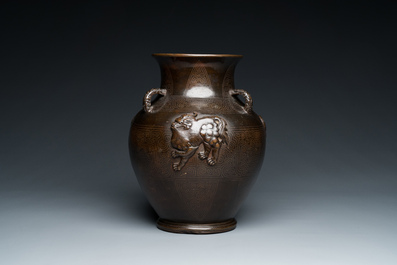 Vase de forme 'hu' en bronze incrust&eacute; d&eacute;cor&eacute; en relief, Chine, marque de Xuande, fin Ming