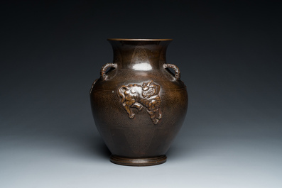 Vase de forme 'hu' en bronze incrust&eacute; d&eacute;cor&eacute; en relief, Chine, marque de Xuande, fin Ming