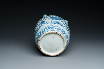 Verseuse en porcelaine de Chine en bleu et blanc &agrave; d&eacute;cor d'animaux mythiques, Wanli