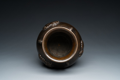 Vase de forme 'hu' en bronze incrust&eacute; d&eacute;cor&eacute; en relief, Chine, marque de Xuande, fin Ming