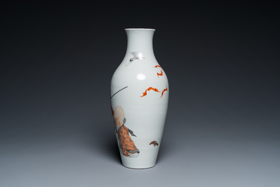 Vase en porcelaine de Chine &agrave; d&eacute;cor de Shou Lao et Lan Caihe en grisaille et rouge de fer, marque de Hongxian, R&eacute;publique
