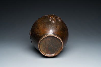 Vase de forme 'hu' en bronze incrust&eacute; d&eacute;cor&eacute; en relief, Chine, marque de Xuande, fin Ming