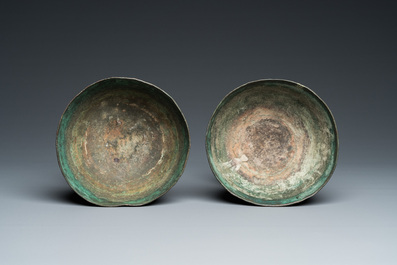 Een paar bronzen rituele 'Dou' vaten, Chenghua, volgens inscriptie gedateerd 1480