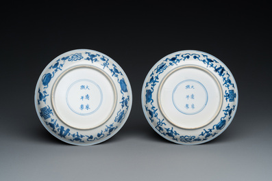 Een paar Chinese blauw-witte borden met antiquiteiten, Kangxi merk en periode